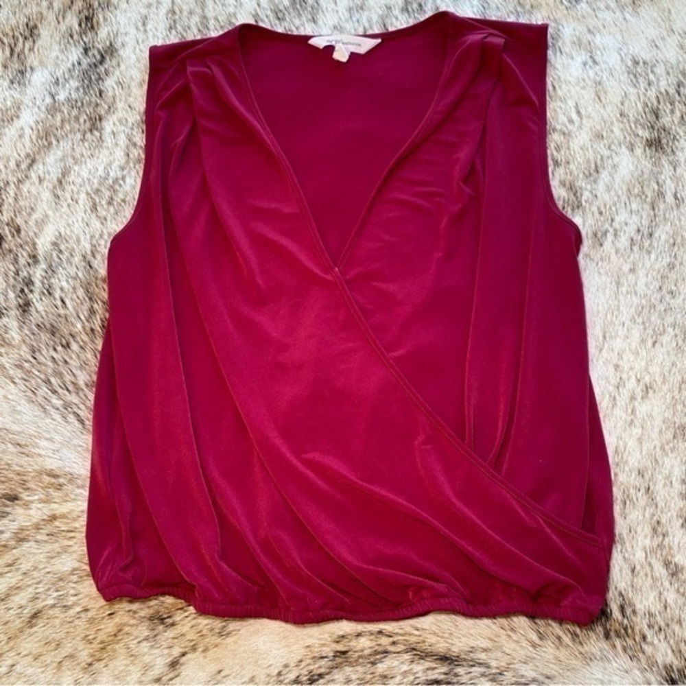 BCBGeneration Elegant Burgundy Sleeveless Top V neck Cropped Size Small
